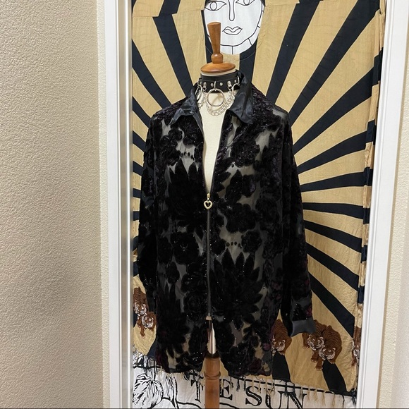 🌈 Gorgeous Velvet Vintage flower jacket - Picture 3 of 12